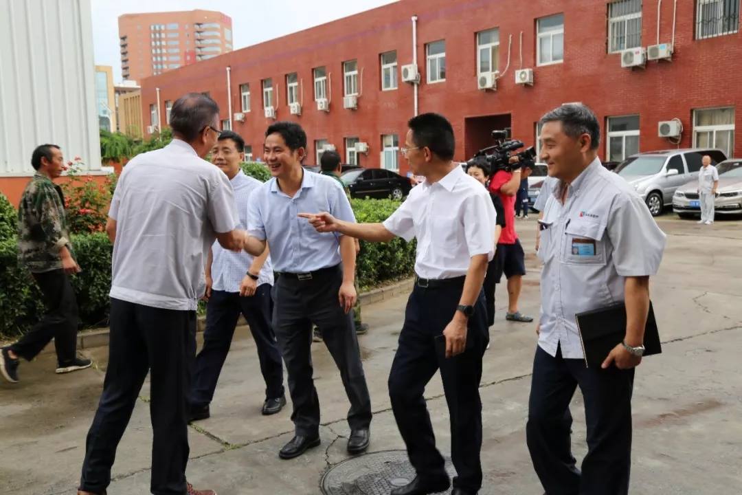東華原醫療董事長(cháng)接待各位來(lái)賓 東華原醫療董事長(cháng)接待各位來(lái)賓